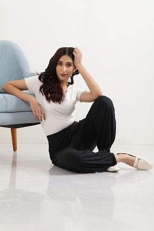 Black Solid Loose Fit Pants With Pleated Detail